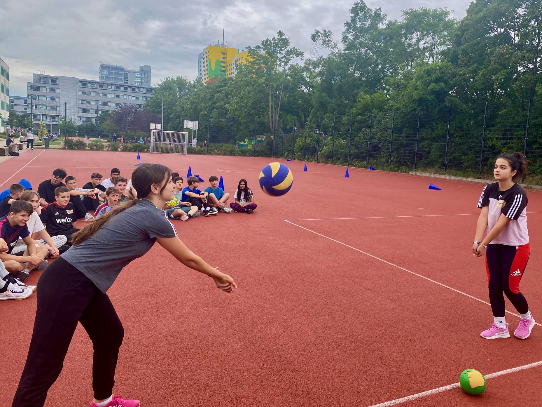 Zwei Schülerinnen aus dem Projekt „FairPlay im Sport“ stellen ein Rollenspiel vor